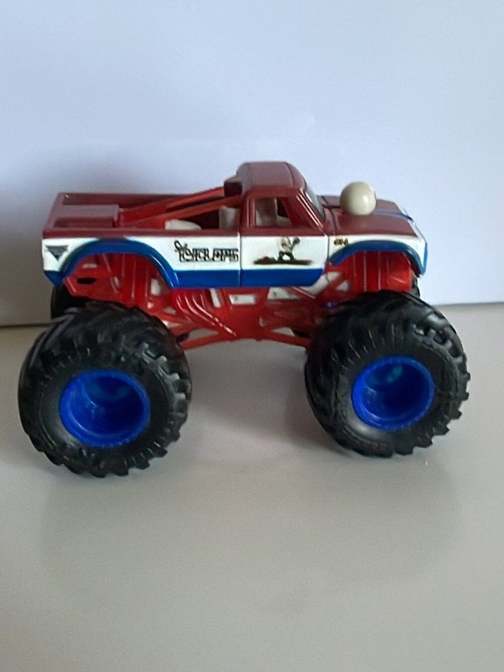 Monster Jam Truck - Hot Wheels Cyclops - Diecast Eyeball -1:64 Scale - HTF